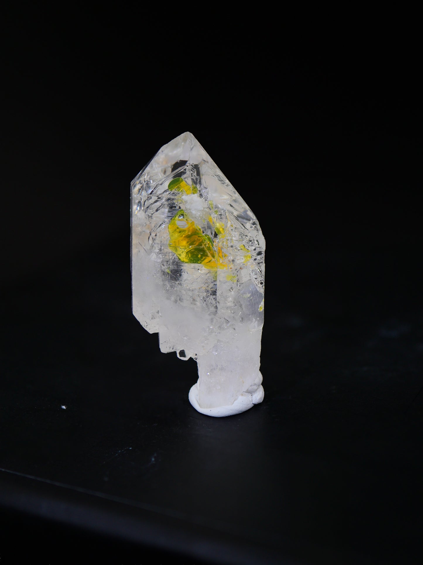 Petroleum in Quartz, Madirobe, Tsaratanana, Mahajanga, Madagascar