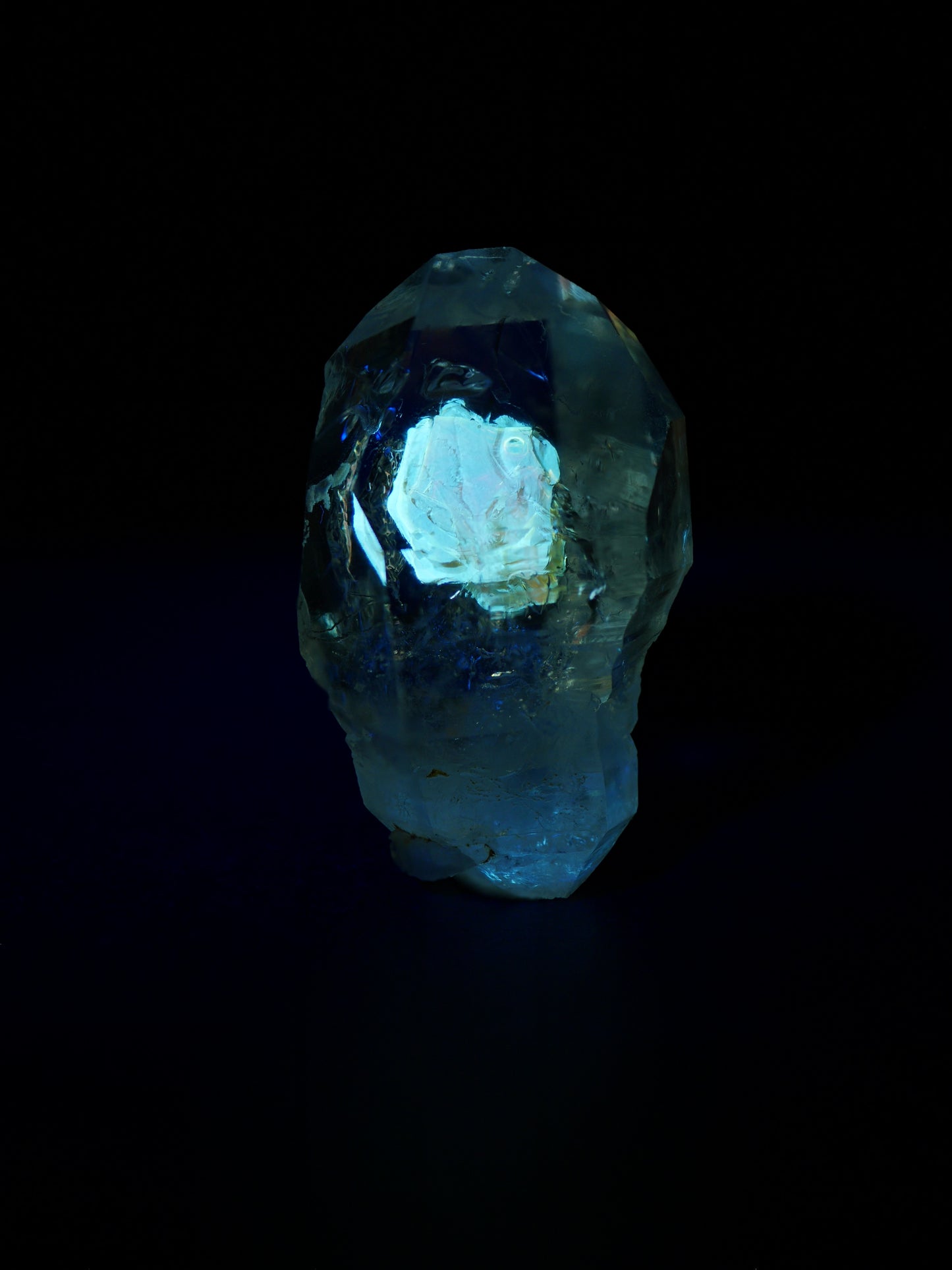 Petroleum in Quartz, Madirobe, Tsaratanana, Mahajanga, Madagascar
