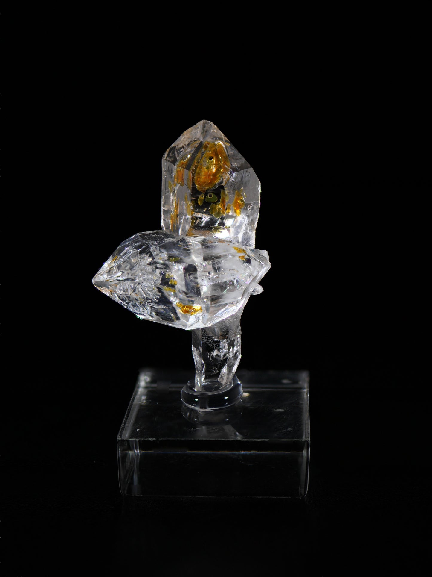 Petroleum in Quartz, Madirobe, Tsaratanana, Mahajanga, Madagascar