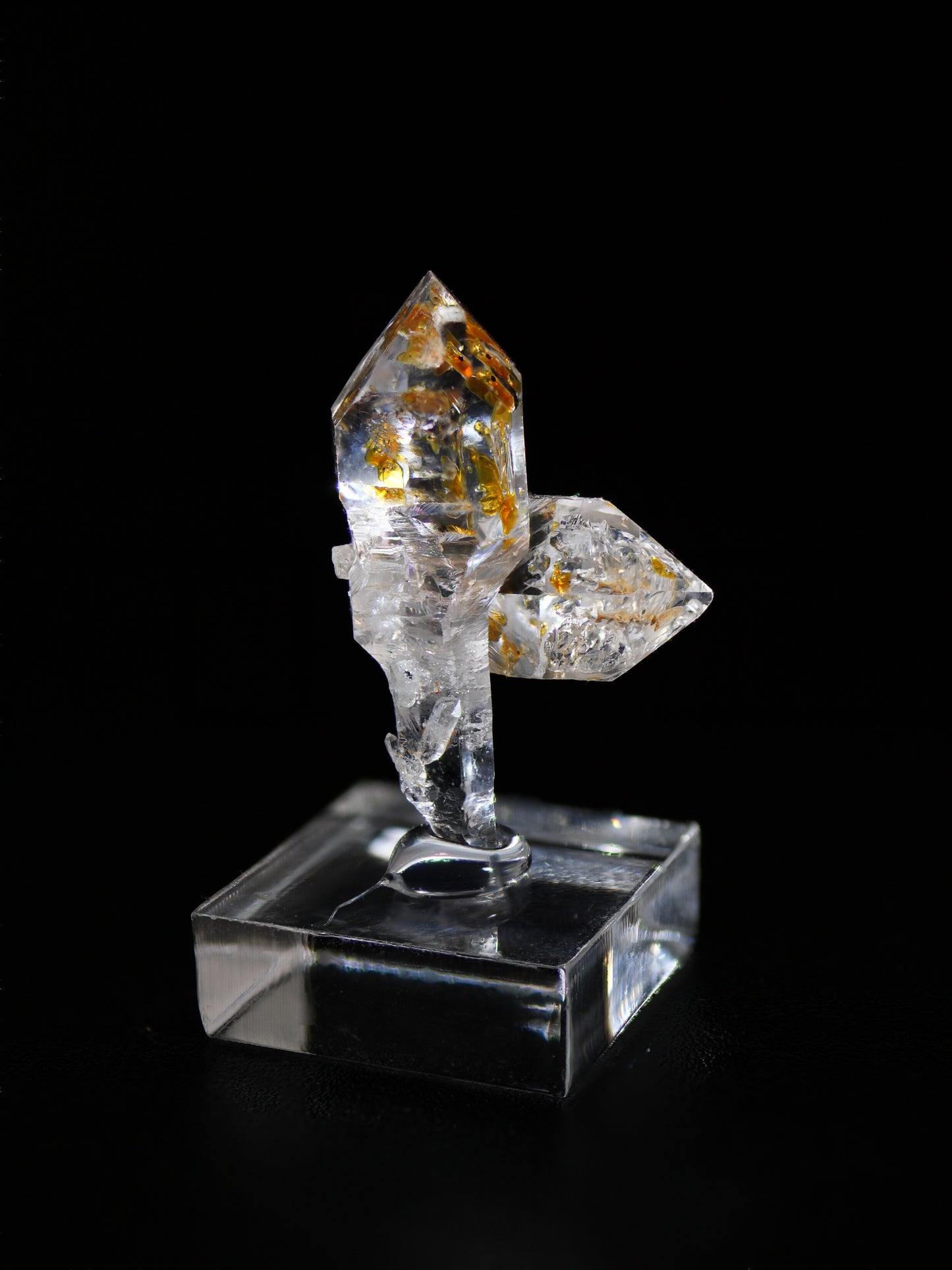 Petroleum in Quartz, Madirobe, Tsaratanana, Mahajanga, Madagascar