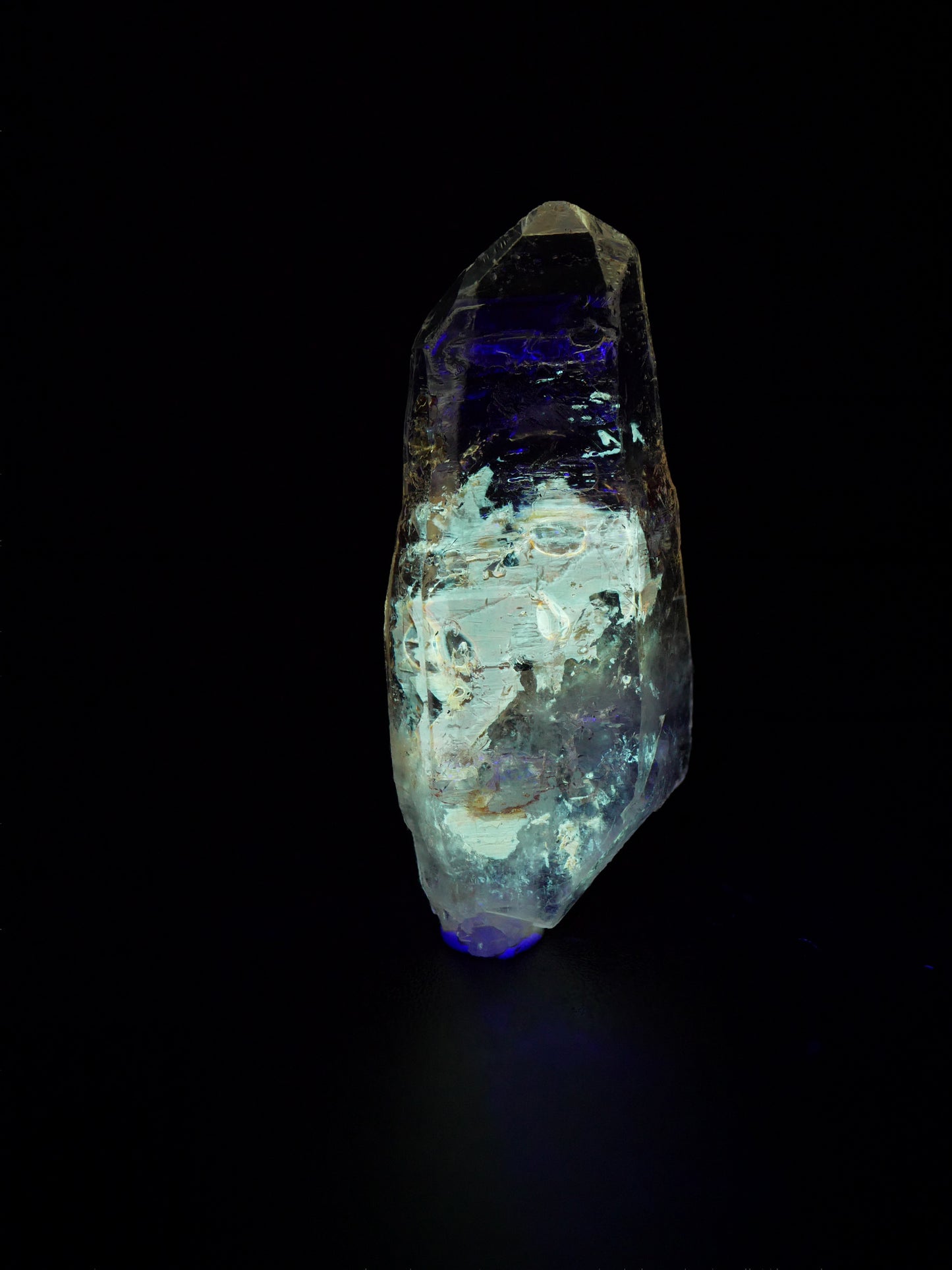 Petroleum in Quartz, Madirobe, Tsaratanana, Mahajanga, Madagascar