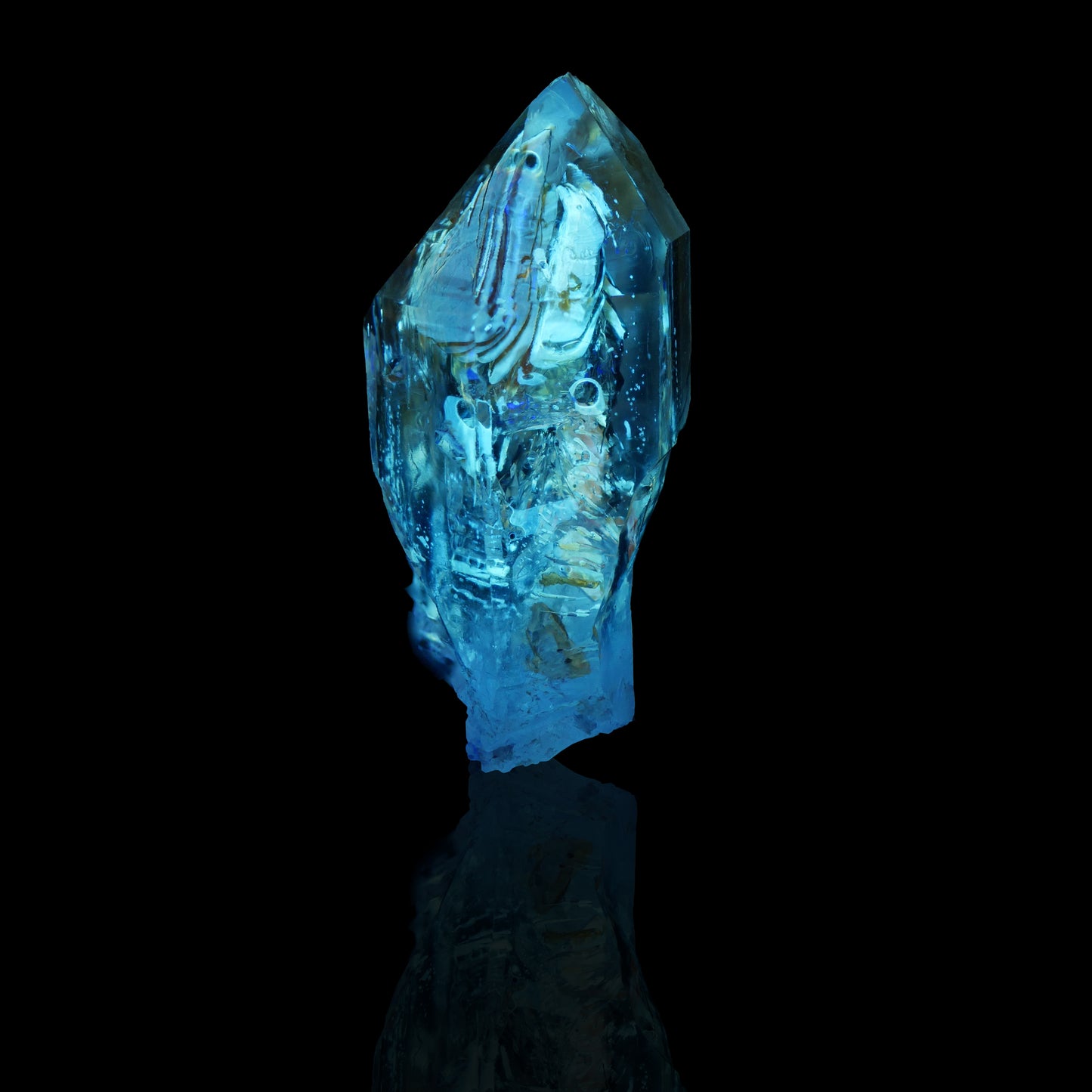 Petroleum in Quartz, Madirobe, Tsaratanana, Mahajanga, Madagascar