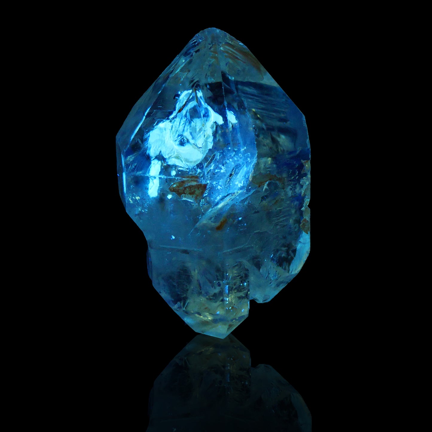Petroleum in Quartz, Madirobe, Tsaratanana, Mahajanga, Madagascar