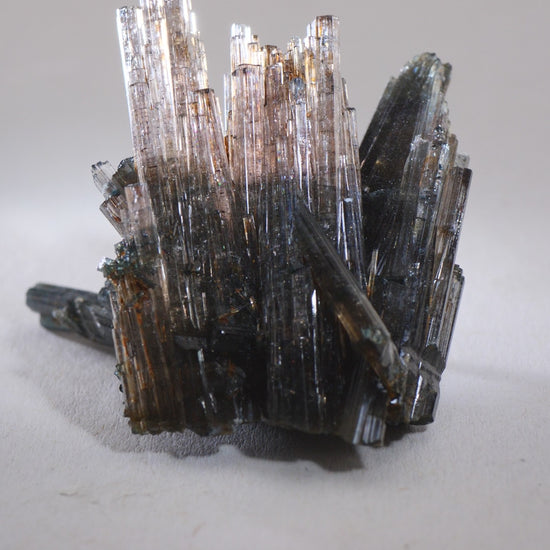 Video showing the change in pleochroism with a polarizing filter.